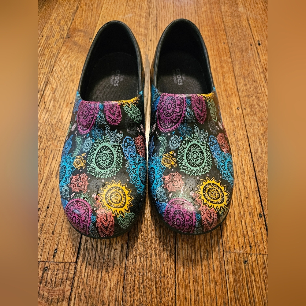 CROCS Women's Multicolor Patterned Clogs Sz 7 -Preloved- - Picture 3 of 8